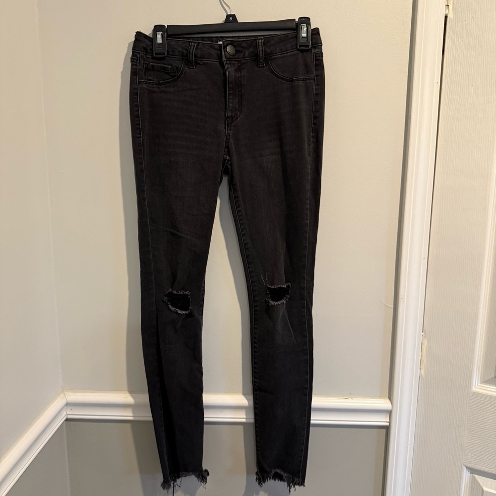 Refuge Women's Size 2 Skinny Distressed Mid Rise Light Wash Jeans - Black‎